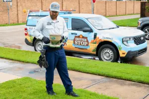 cs-tech-applying-pest-treatments